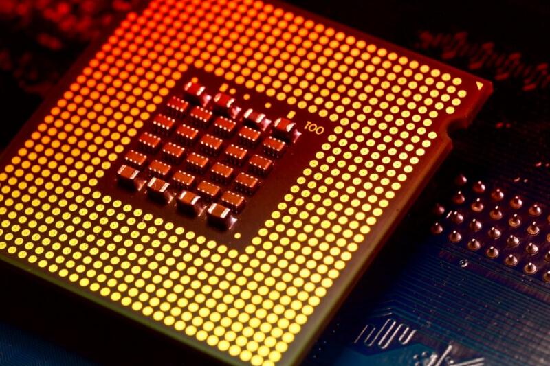 В процессорах Intel обнаружили опасную уязвимость: она позволяет выборочно извлекать данные из кэш-памяти первого уровня