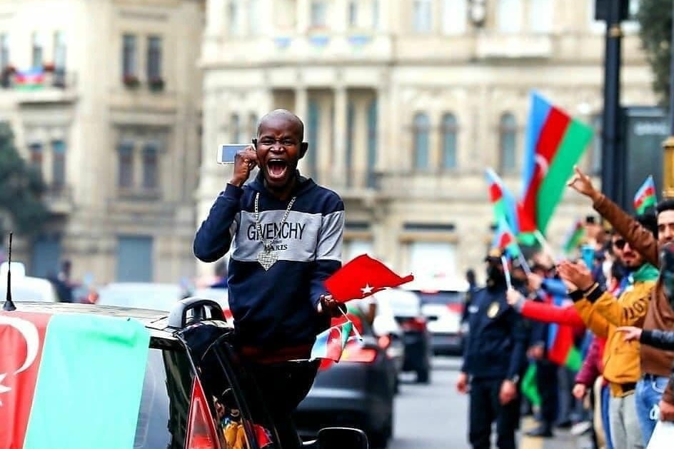 «Коренной азербайджанец празднует победу в Шуши». Военкор Котенок