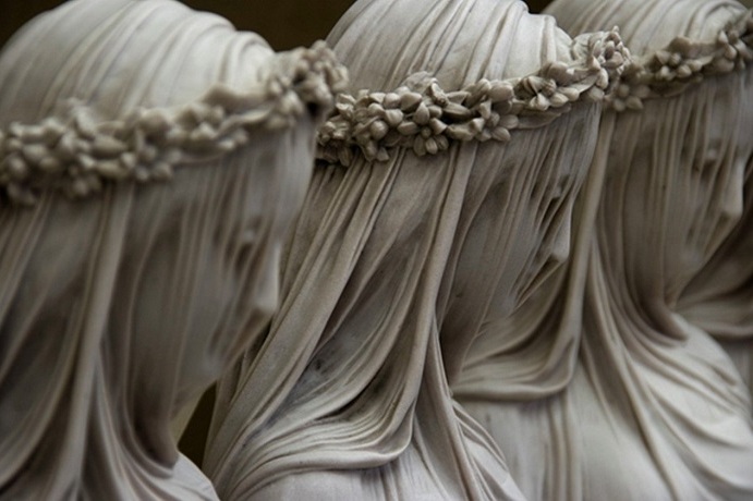 Не один век поражает всех, кто видит это чудо: как итальянским скульпторам удавалось создавать из мрамора эффект тончайшей вуали