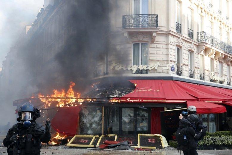 В Париже в результате протестов был разгромлен любимый ресторан Шарля Азнавура 