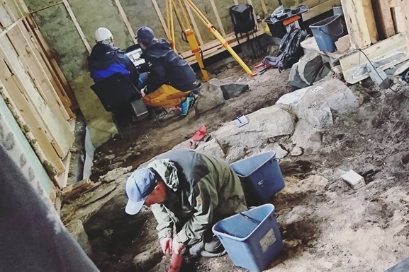 Семейная пара из Норвегии решила сделать ремонт в своем доме и наткнулась на могилу викинга