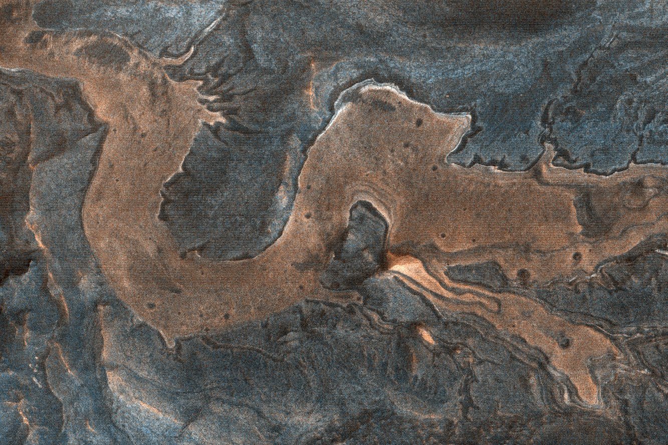 На поверхности Марса нашли каньон, очертания которого напоминают легендарного китайского дракона