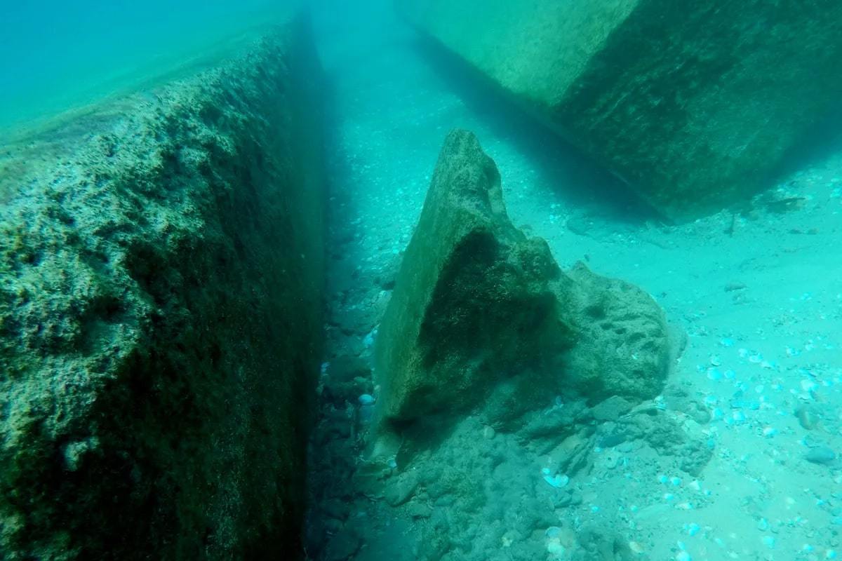 У берегов Израиля дайвер случайно обнаружил древнеримский корабль с ценным грузом