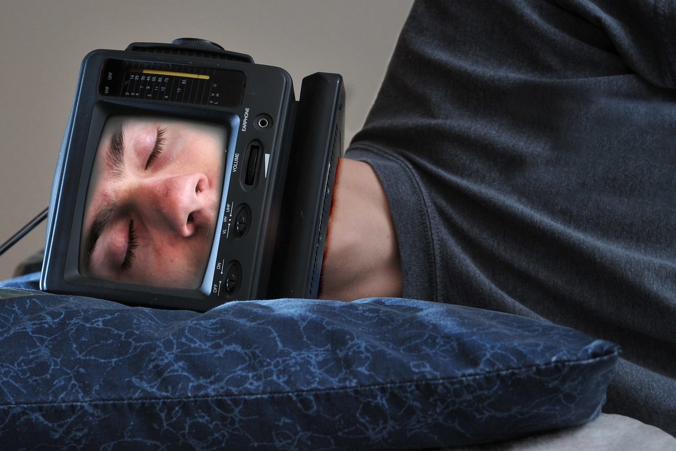 Человеческий мозг обращает внимание на незнакомые голоса во время сна, чтобы быть в курсе потенциальных угроз: исследование 