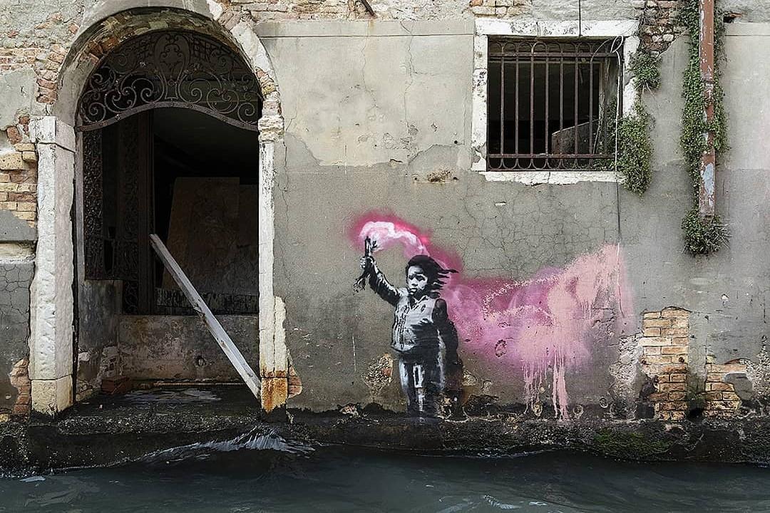 Непрошенный гость венецианской биеннале: новая инсталляция знаменитого художника-анонима Бэнкси привлекла внимание полиции 