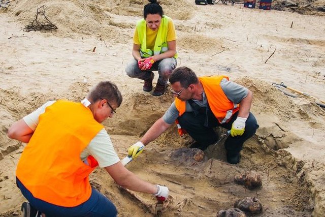 Исследуя массовое захоронение 16 — 17 веков, археологи обнаружили загадочные останки детей с монетами во рту