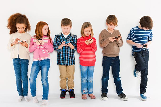 Ученые перечислили негативные последствия увлечения детей и подростков смартфонами 