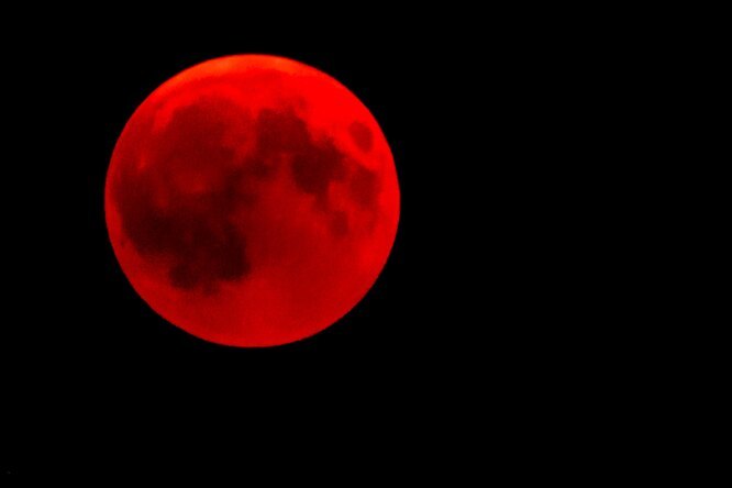 Интересно знать: почему во время полного затмения Луна становится красной 
