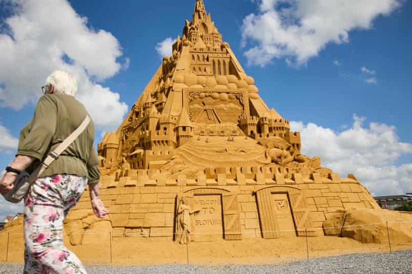 «Как олицетворение власти коронавируса над миром»: в Дании построили самый высокий замок из песка в мире