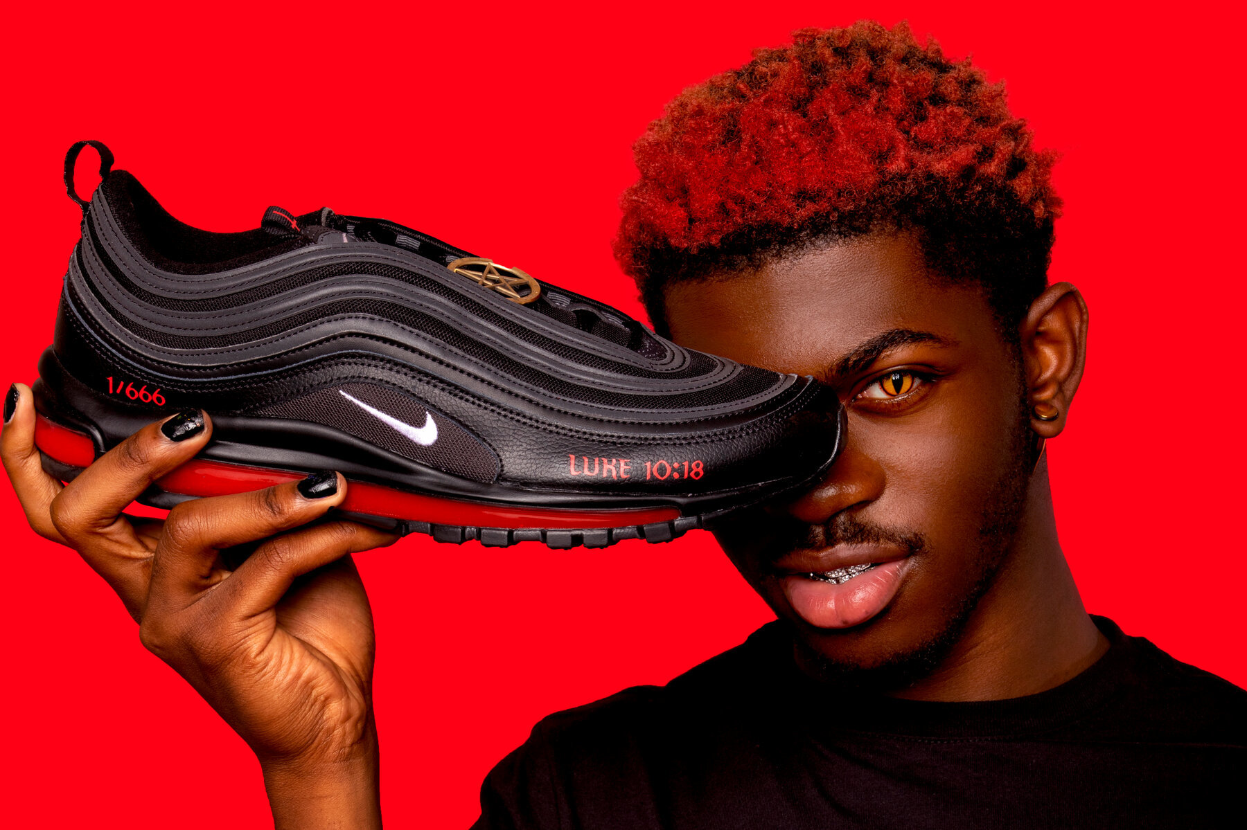 Компания Nike подала в суд на авторов «кроссовок сатаны» с человеческой кровью