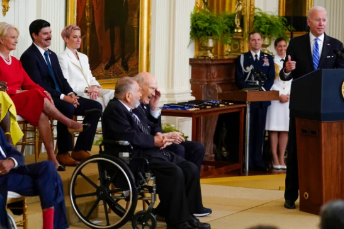 Актер Дензел Вашингтон, удостоенный Медали свободы, не смог прийти за наградой в Белый дом из-за коронавируса