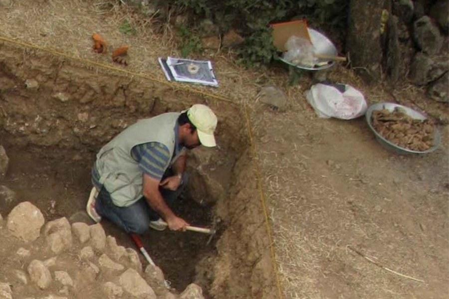 Необычное захоронение: на севере Ирана обнаружили погребение маленького ребенка в ожерелье из волчьих зубов