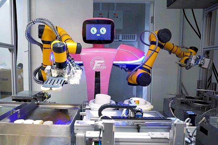 Не только встречают клиентов и принимают у них заказы, но и готовят блюда: в Китае открылся первый роботизированный ресторан 
