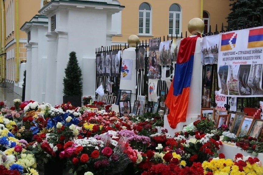 Люди несут цветы к зданию посольства Армении в РФ