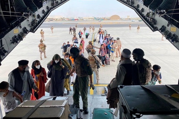 Пакистанский дальнобойщик заехал посмотреть на происходящее в аэропорту Кабула и случайно эвакуировался в США