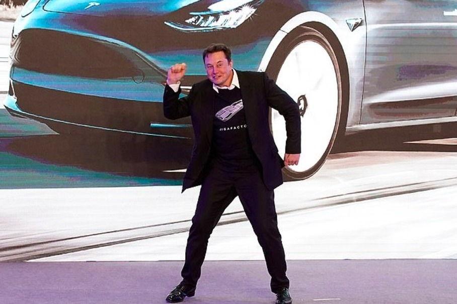 Илон Маск станцевал на церемонии запуска сборки новых Tesla в Китае