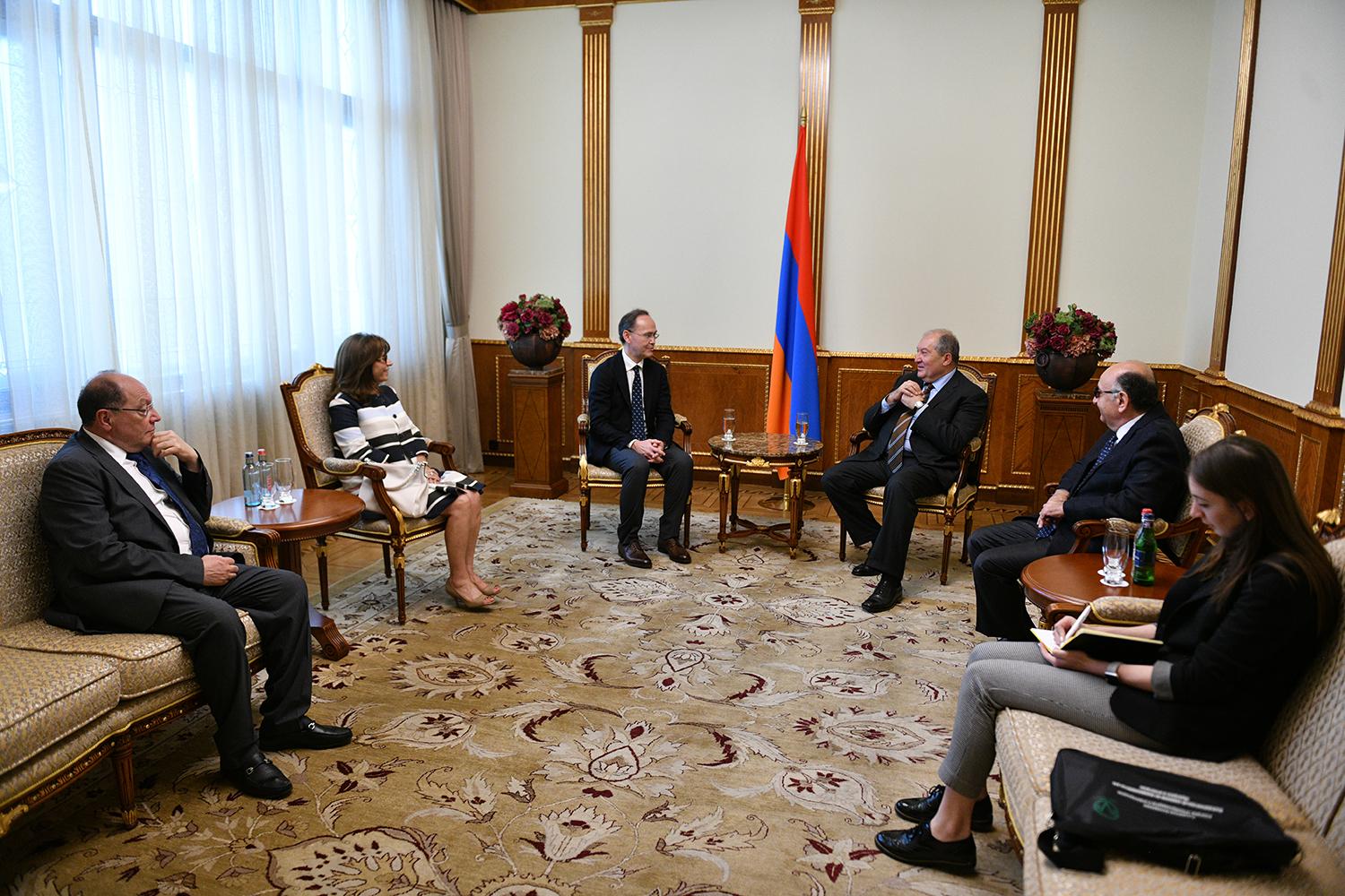 Президент Армении обсудил с группой врачей проблемы восстановления слуха у детей