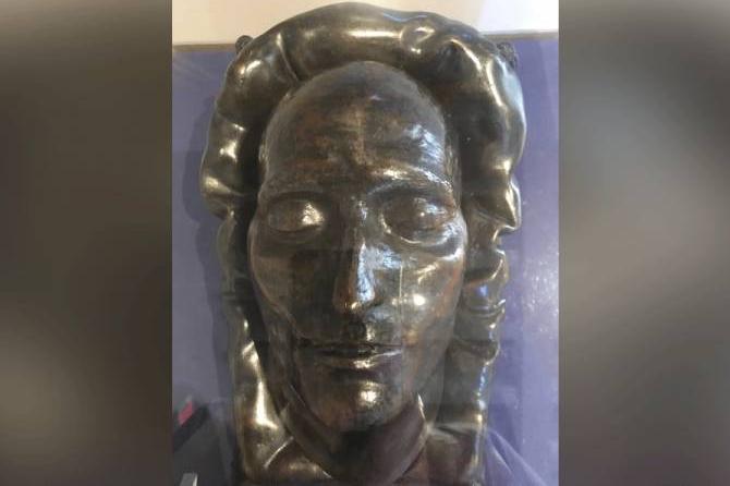 В США выставили на торги бронзовую копию посмертной маски Наполеона 