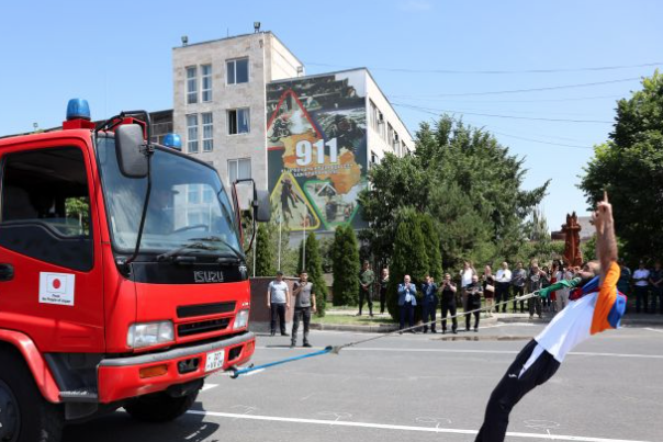 Протащил зубами две пожарно-спасательные машины общим весом в 37,5 тонны: новый рекорд Юрия Сакунца для Книги Гиннеса
