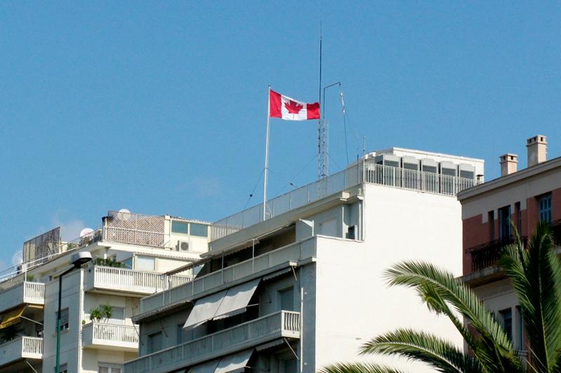 Группа неизвестных с кувалдами напала на посольство Канады в Афинах