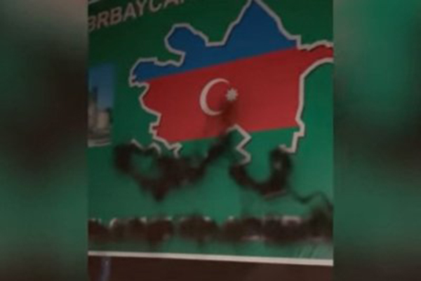 Сюникцы залили краской вывеску на дороге Горис-Капан «Добро пожаловать в Азербайджан»
