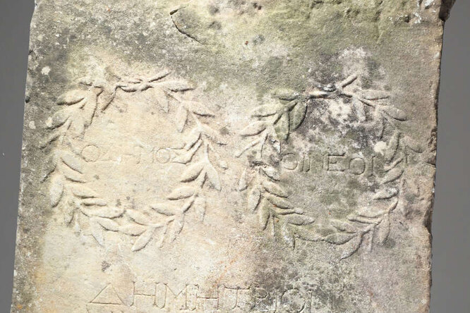 Британка на протяжении 10 лет использовала фрагмент древнеримской стелы 2 века н.э. как подставку в саду