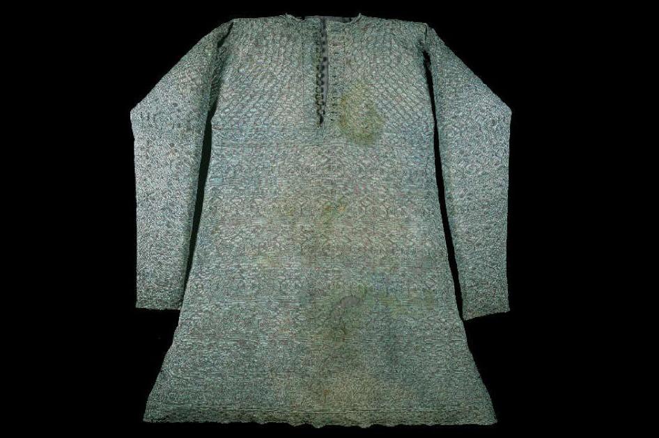 Часть истории: в Национальном музее Лондона выставят шелковую рубашку короля Карла I, которая была на нем в момент казни