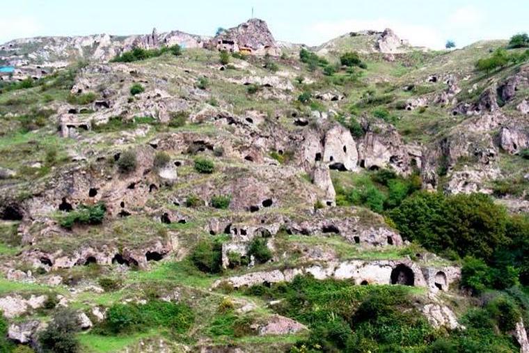 Одно из самых посещаемых мест в Армении: Хндзореск – пещерный город, хранящий множество нераскрытых тайн