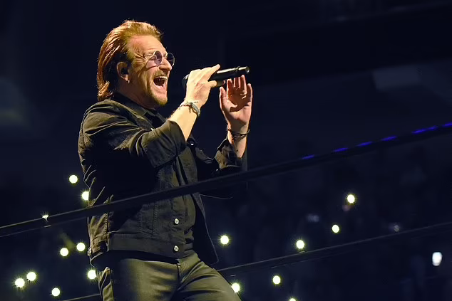 Фронтмен группы U2 Боно признался, что стыдится собственных песен
