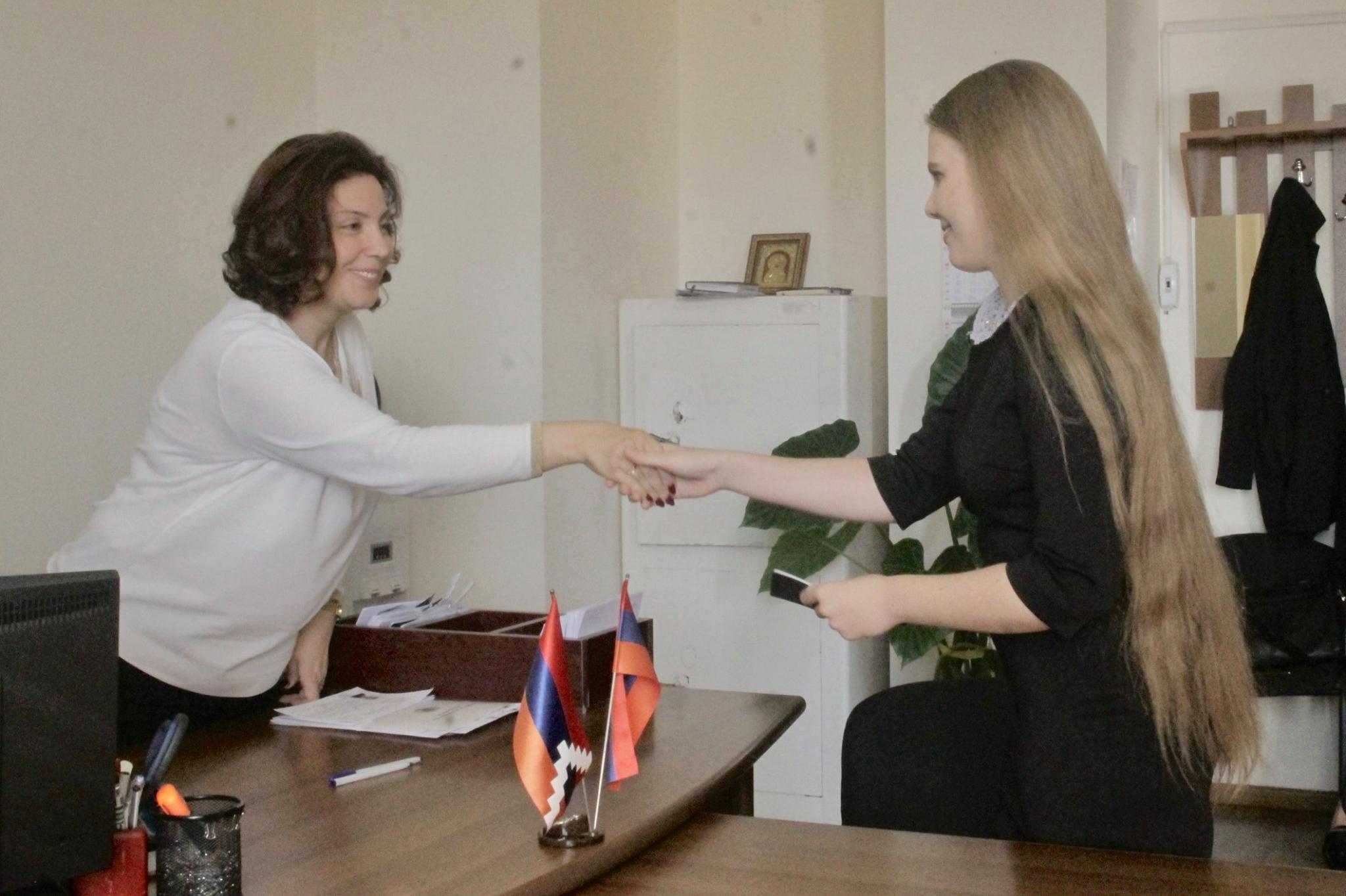 «Безмерно счастлива»: проживающая в России 15-летняя пианистка Ева Геворгян получила гражданство Армении
