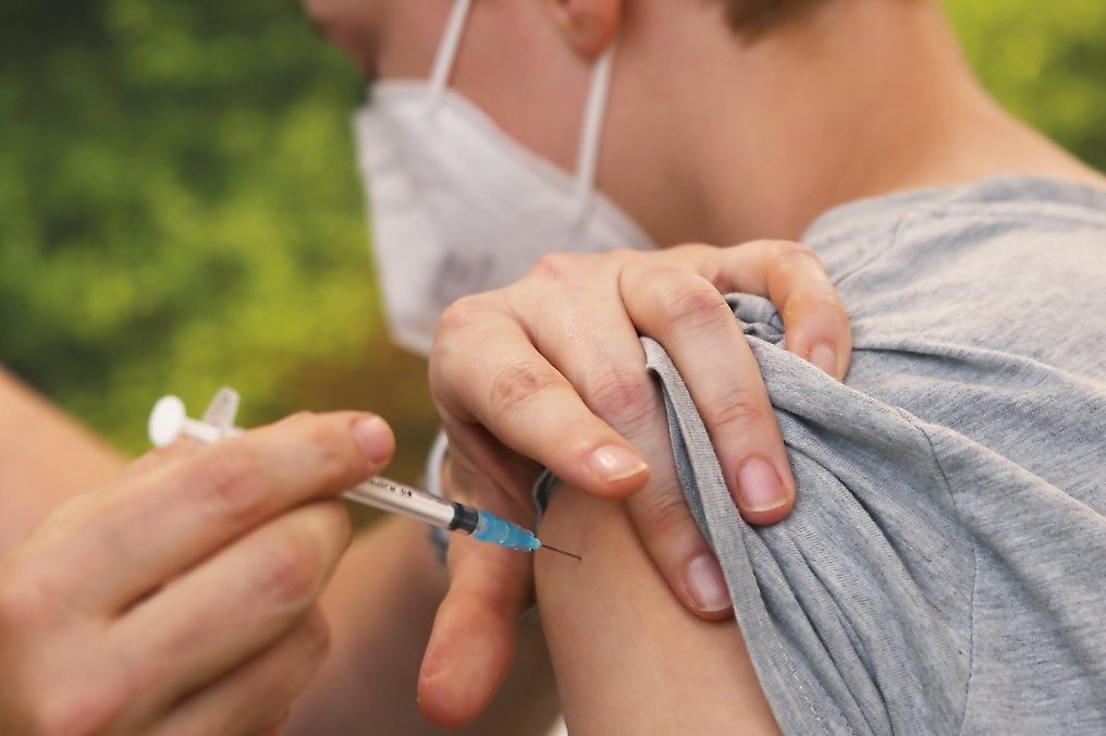 В Грузии намерены разрешить прививать от коронавируса всех детей с 12 лет
