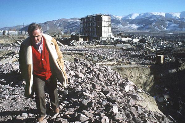 «1988 год стал особенным для меня»: Шарль Азнавур песней Pour toi l’Armenie сумел сплотить мировое сообщество для помощи своей пострадавшей Родине 