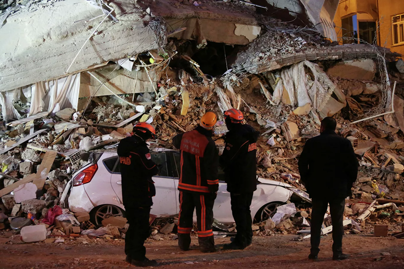 Число жертв мощного землетрясения в Турции достигло 39