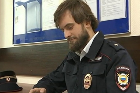 Скандальный российский активист переоделся полицейским, чтобы погулять по городу в карантин