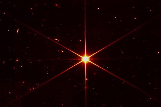 Телескоп «Уэбб» прислал свое первое четкое изображение звезды