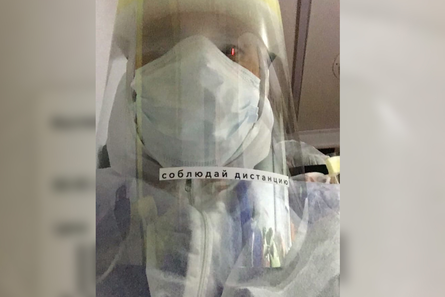 Челябинским врачам в качестве защиты от коронавируса выдали костюмы привидений, приобретенных в магазине для развлечений 