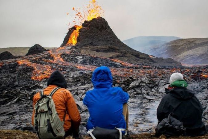 Захватывающее зрелище: извержение вулкана Фаградальсфьядль в Исландии 