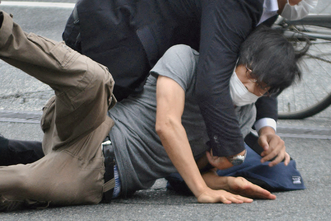 Застреливший экс-премьера Японии Синдзо Абэ изначально планировал нападение на другого человека: СМИ