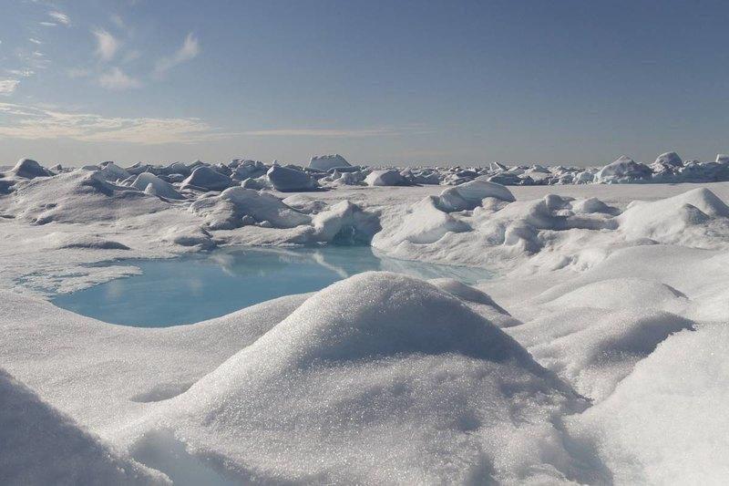 Ученые обнаружили, что выпадающий в Арктике снег несет с собой крошечные фрагменты пластика