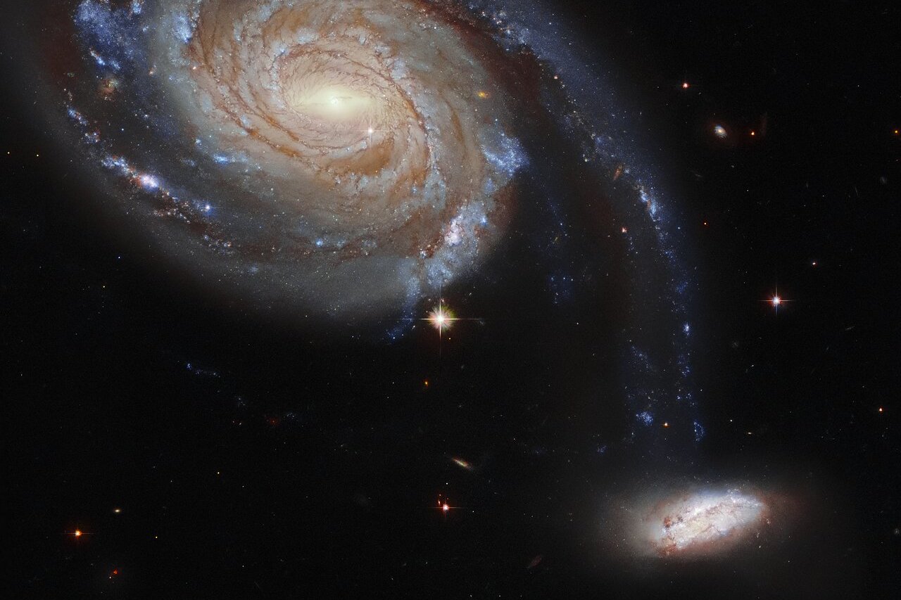 Телескоп Hubble заснял «танец» двух галактик