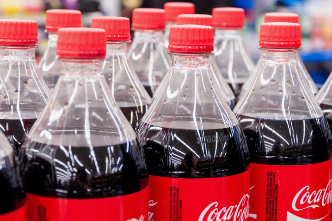 Coca-Cola продолжит использовать пластиковые бутылки: компания объяснила – почему 