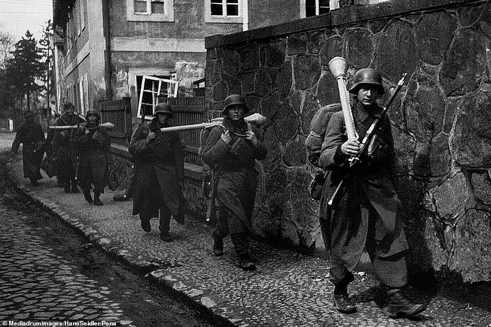 В интернете появились редкие кадры армии Гитлера на последних этапах Второй мировой войны