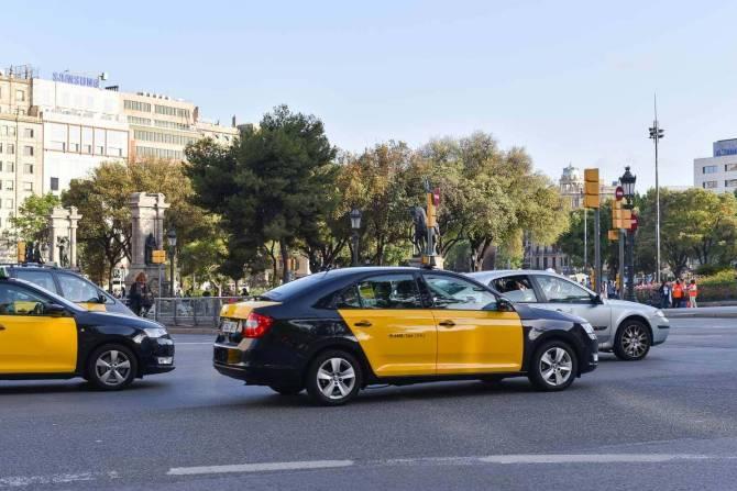 Помощь в трудное время: армянские таксисты в Барселоне предлагают бесплатно перевозить медработников