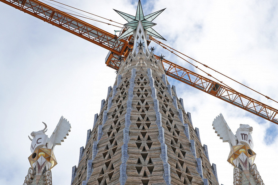 Две башни собора Саграда-Фамилия в Барселоне, спроектированного Антонио Гауди, достроены спустя 140 лет после начала работ