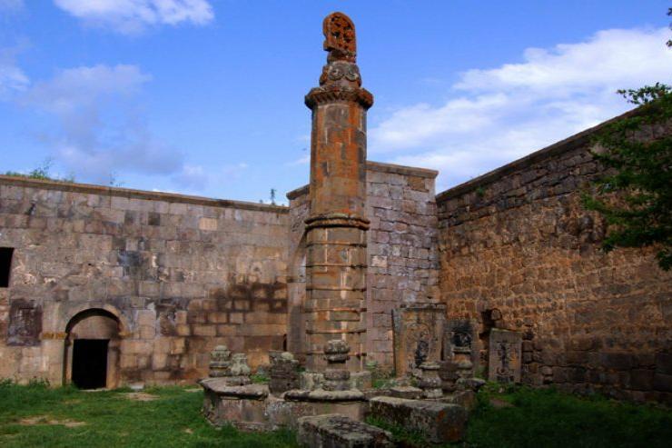 Один из самых уникальных армянских архитектурных памятников Средневековья – Татевский Гавазан: тайна качающегося обелиска