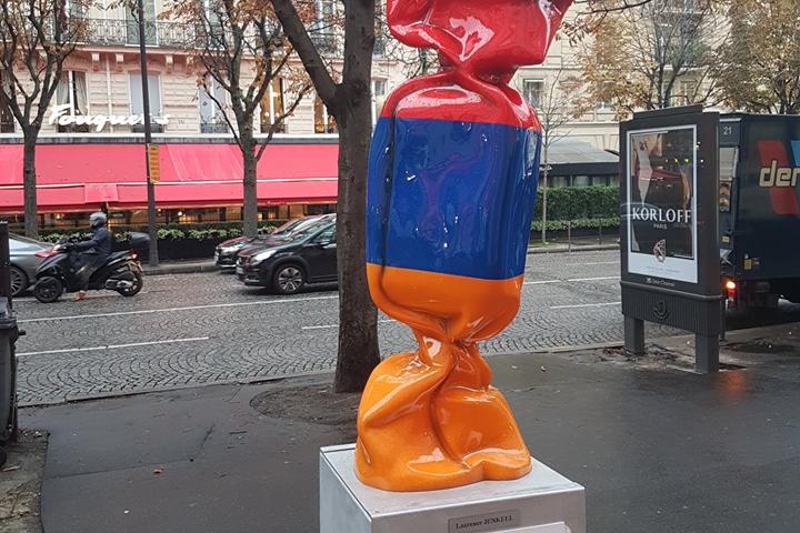 Հայաստանի եռագույնով փաթեթավորված կոնֆետը զարդարում է Փարիզի հայտնի պողոտան