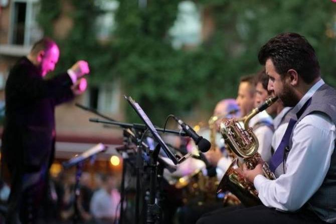 Прокладыая путь молодым талантам: государственный джаз-оркестр Армении выступит с праздничной концертной программой