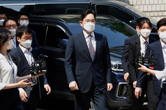 Суд Южной Кореи приговорил главу Samsung к 2,5 годам за коррупцию