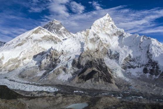 Почему на Эвересте под тающими льдами находят все больше тел погибших альпинистов