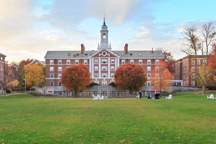 Гарвардский университет признан мировым лидером по числу сверхсостоятельных выпускников